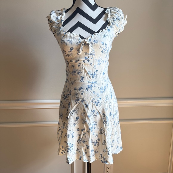 REFORMATION Pacey Dress Blue Floral Mini Dress Short Sleeve size 2 - Picture 3 of 10